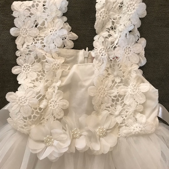 Toddler Girls white flower dress - Picture 3 of 4